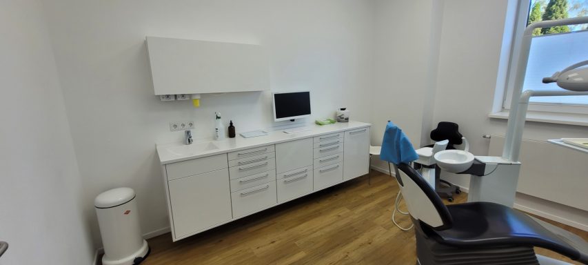 Dentale Behandlungsmöbel, wandhängend