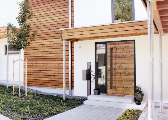 Haustür in Spaltholz