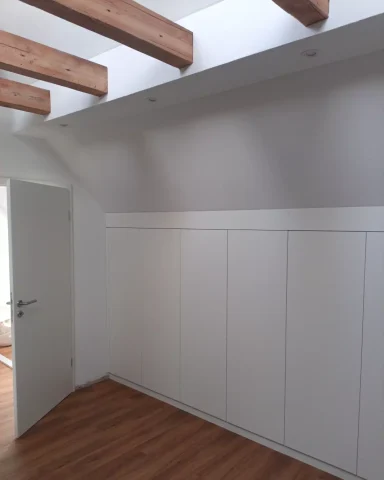 Schrank in Dachschräge