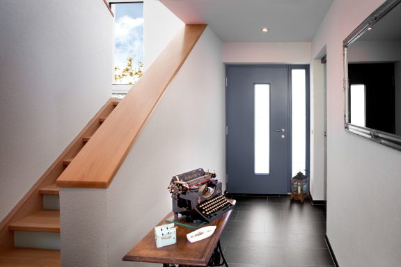 Holzhaustür grau, Lichtausschnitt, Ornamentglas, Sanierung, Einbruchsschutz, RC2, RC1, Fingerprint, Gegensprechanlage, Ral Montage, Altbau