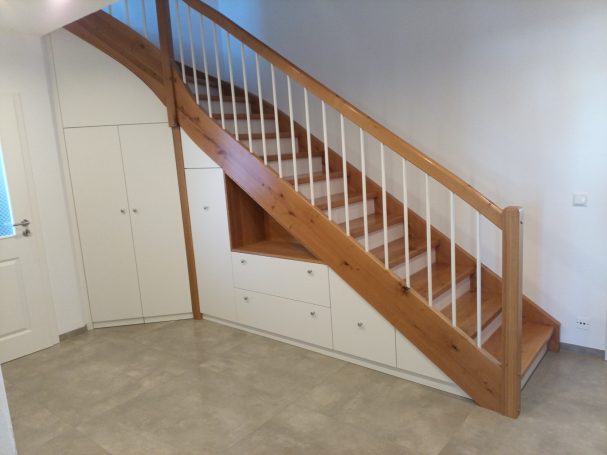 Schrank unter Treppe