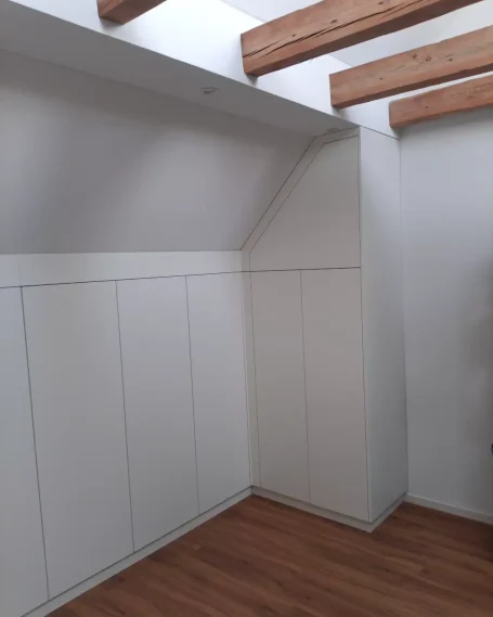 Schrank in Dachschräge nach Maß